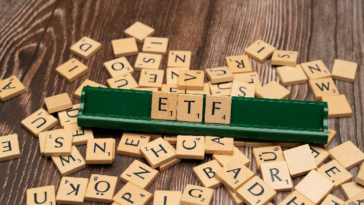 Bitcoin ETFs Record $900M in Net Outflows This Week
